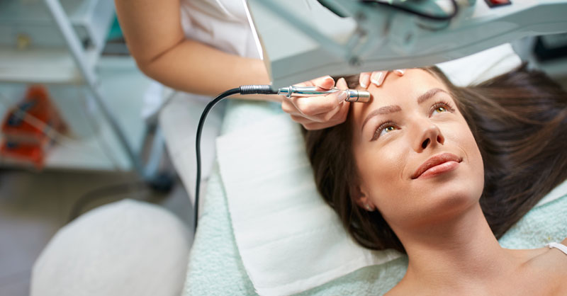 Qu’est-ce que la dermabrasion avec pointe de diamant ?
