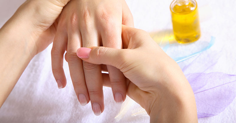 Massage des mains après la manucure