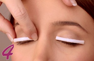 4. Coller le bigoudi correctement permanente des cils
