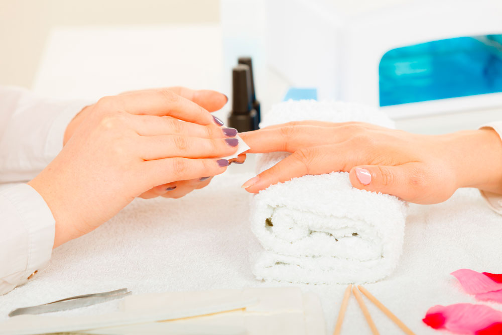 Ongles en gel : tout ce que vous devez savoir + comment les poser en 6 étapes simples