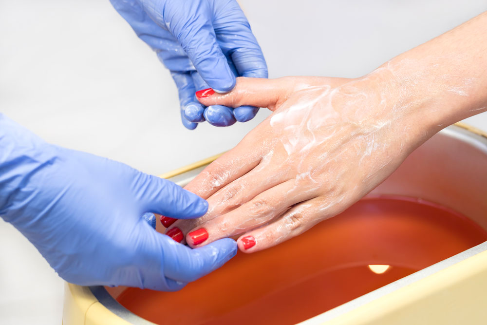 Des mains et des pieds doux comme de la soie grâce à la paraffine
