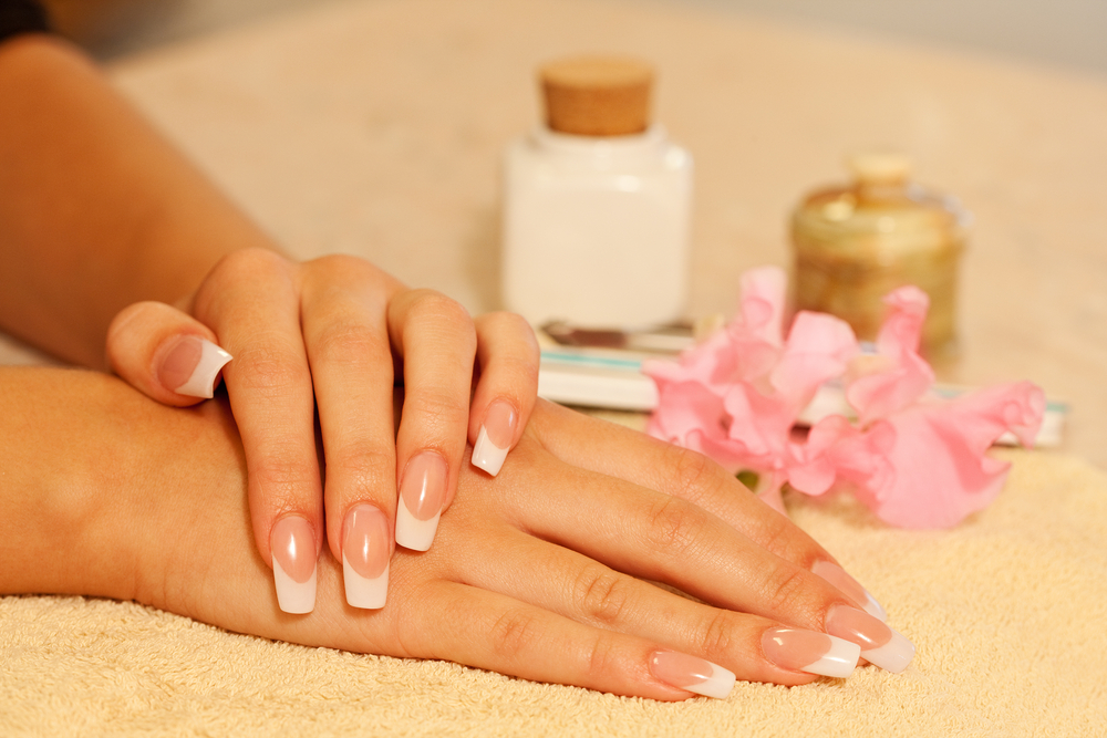 Ongles en acrylique ou ongles en porcelaine : différences et bénéfices