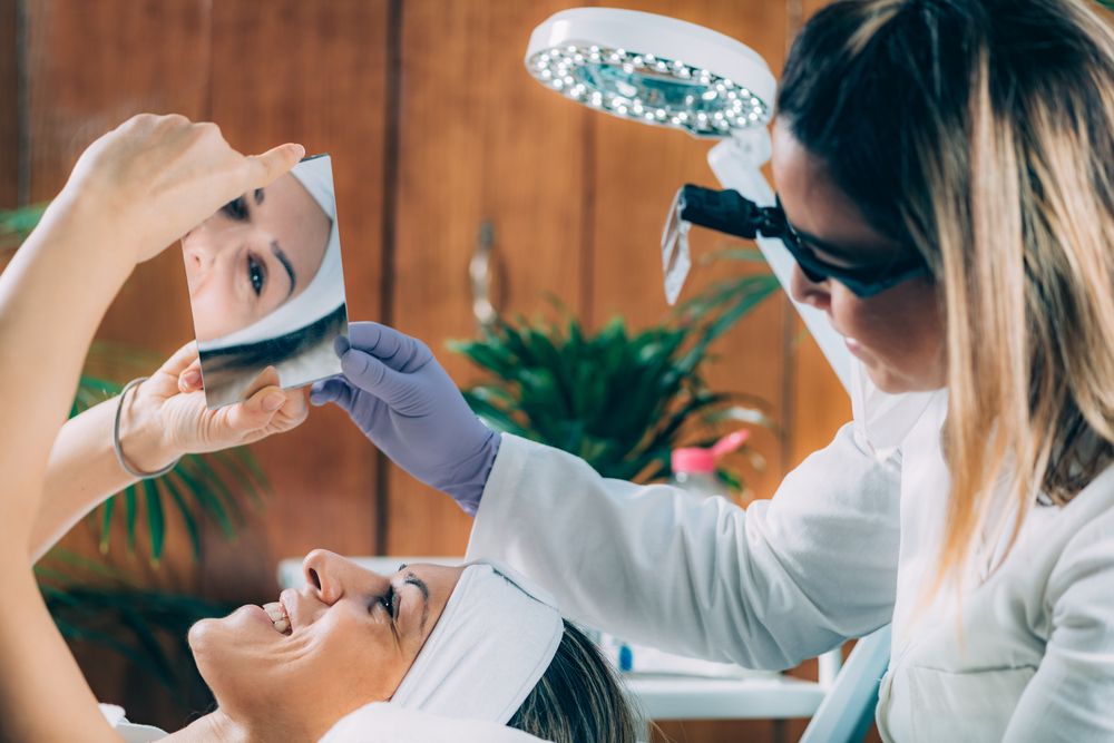 Différences entre le lifting et la permanente de cils