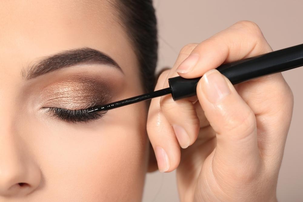 Crayon à yeux waterproof : le choix parfait pour une beauté longue tenue