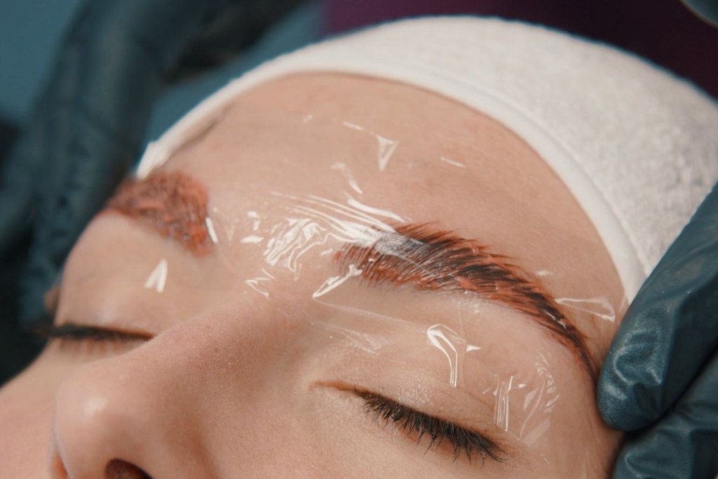 Comment se fait le laminage des sourcils de Peggy Sage : pas à pas