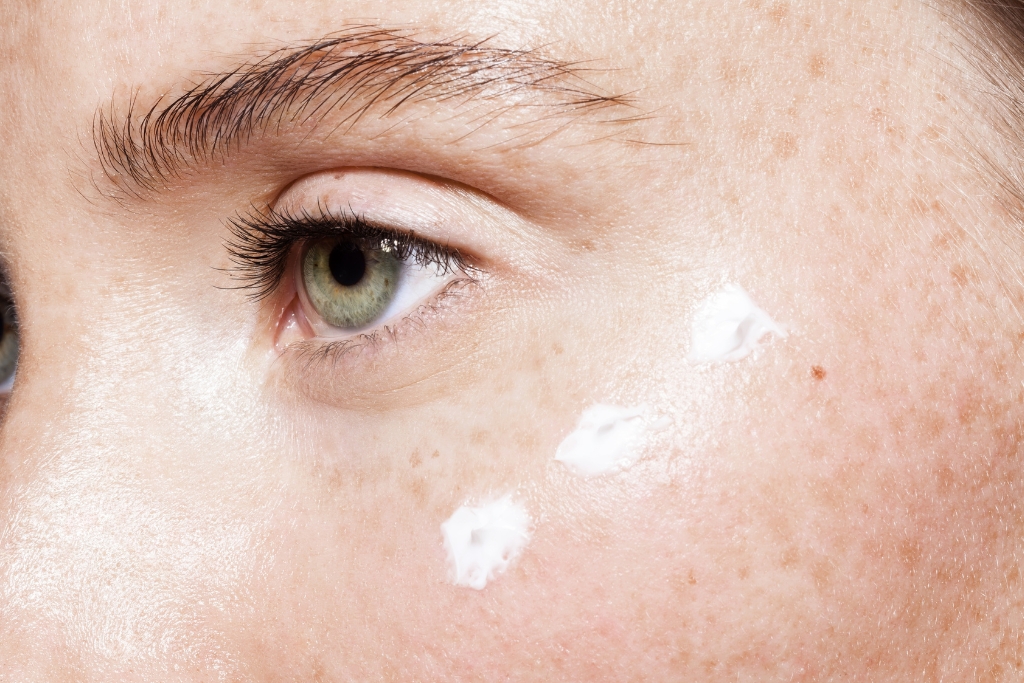 Comment prendre soin du contour des yeux : les conseils pour sublimer votre regard